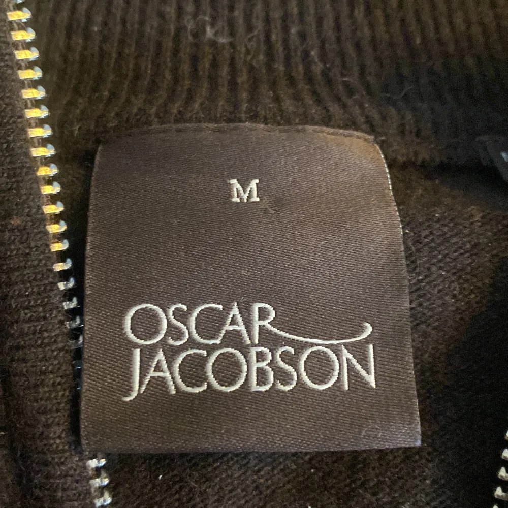 En jättefin och otroligt skön half zip från Oscar Jacobsson. Skick 9/10. Cashmere blandning.. Tröjor & Koftor.