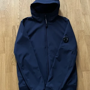 C.P.Company jacka - Cp company jacka i stl s/48 perfekt till våren/hösten inga defekter använd fåtal gånger nypris 5600