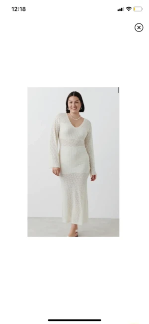 Virkad klänning ginatricot!🤍 -  jättefin sommarklänning från ginatricot! I storlek S. köptes för 599 endast använd vid 2 tillfällen💖