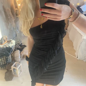 Klänning  - SUPER snygg klänning, perflet till nyår ❣️❣️❣️sitter jätte nice och är väldigt bra kvalitet!!