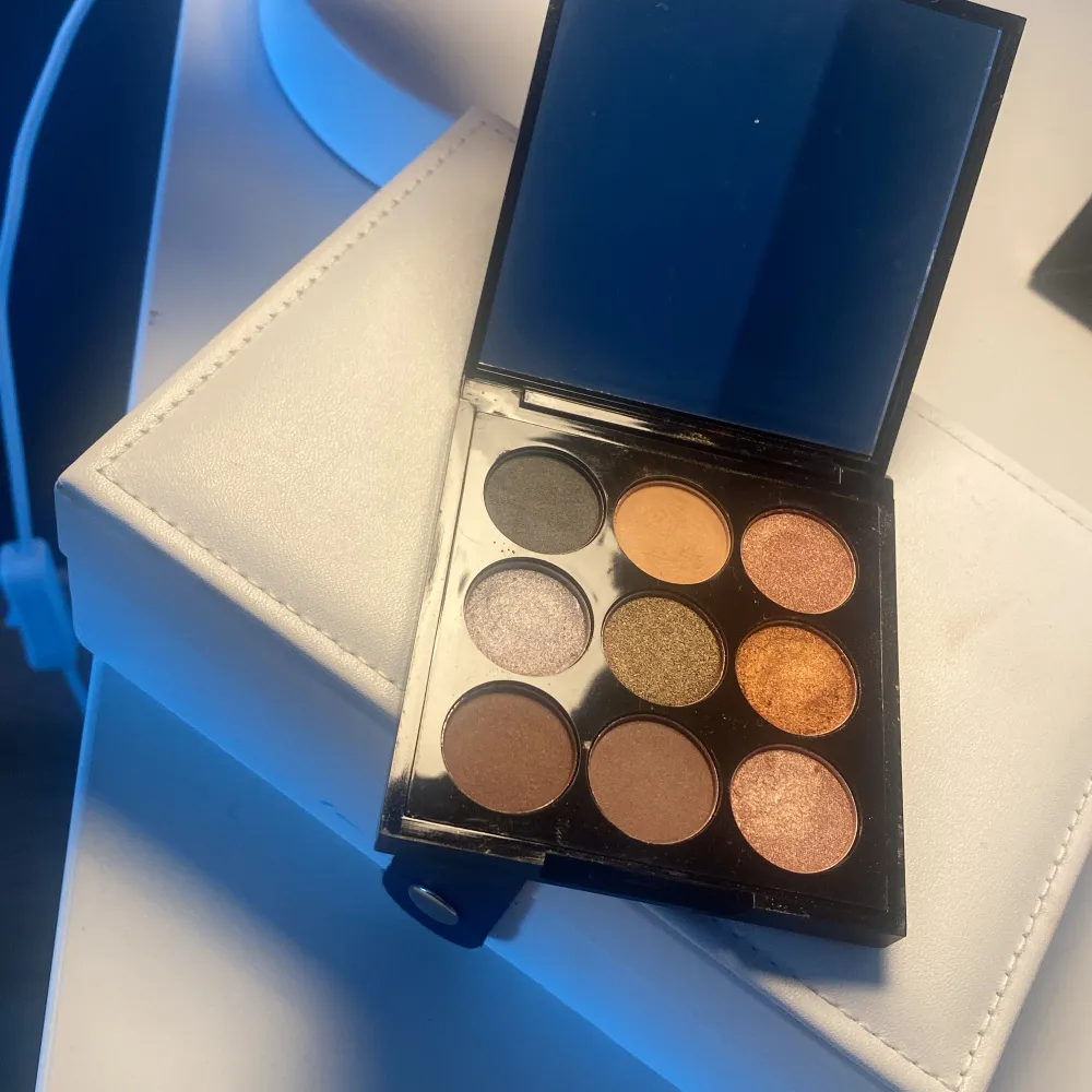 Steve Laurent eyeshadow knappt använd säljs för bra pris💗 ordinarie pris lite över 400kr & pris går diskuteras vid snabb affär💗. Accessoarer.