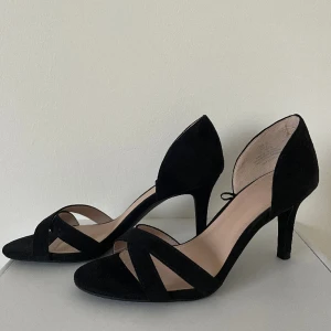 Svarta klackar - Klackar från HM strl 37, klackhöjd 8 cm. Mockaimitation. Använda men i superfint skick 🖤