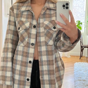 Rutig overshirt - Rutig oversized skjorta i lite tjockare tyg, passar perfekt som overshirt. Köpt från Asos. Aldrig använd. Storlek UK 8(EU 34). 100:- ex frakt. 