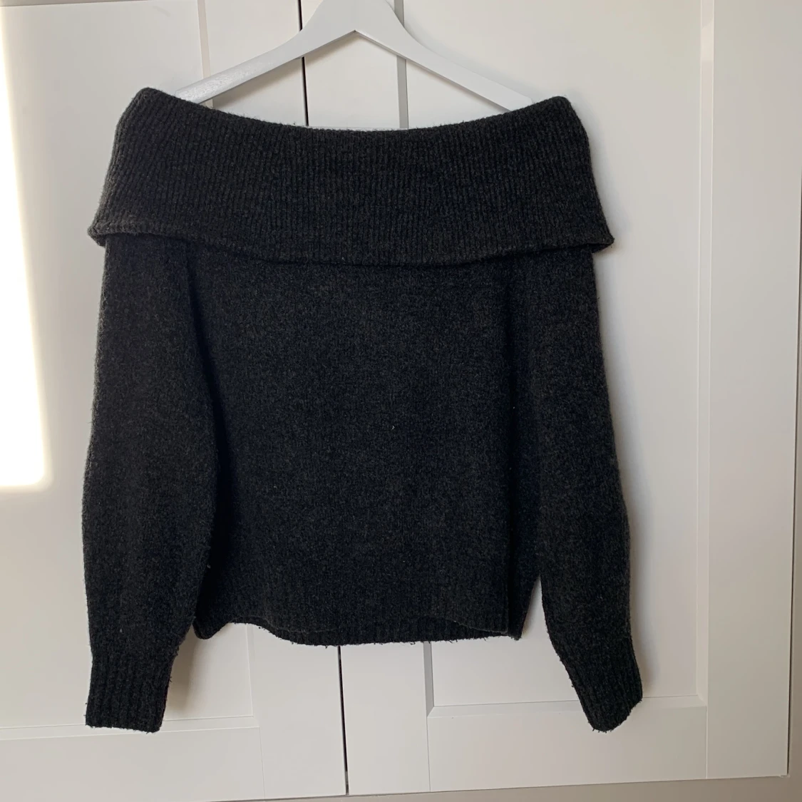 Stickad off shoulder tröja