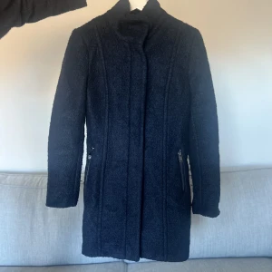 Mysig kappa 🧥😊 - Denna kappan är i bra skick, har använts ett par gånger. Den är mysig och stilren, samt en fin marinblå färg💙