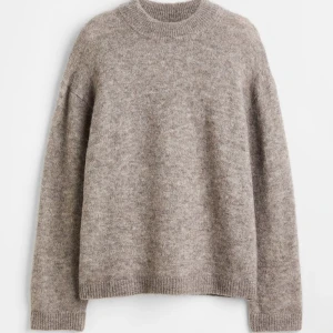 Mohair tröja - Säljer denna tröja från HM i en mohairmix. Använd sparsamt, perfekt tröja till vintern, sticks inte💞💞