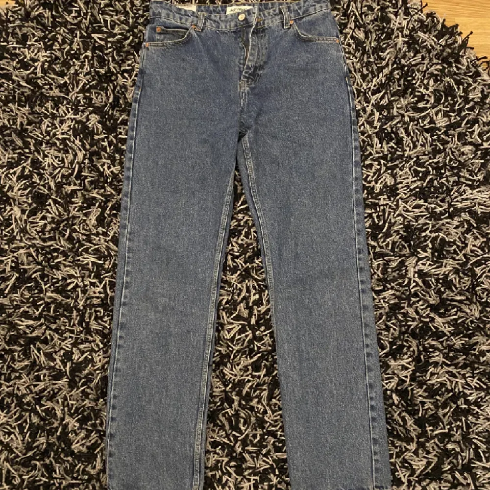 Straight/loose sparsamt använda jeans, nypris 899, storlek 32/34. Jeans & Byxor.