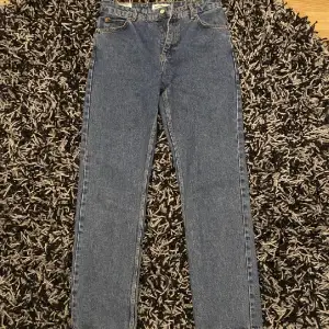 Straight/loose sparsamt använda jeans, nypris 899, storlek 32/34