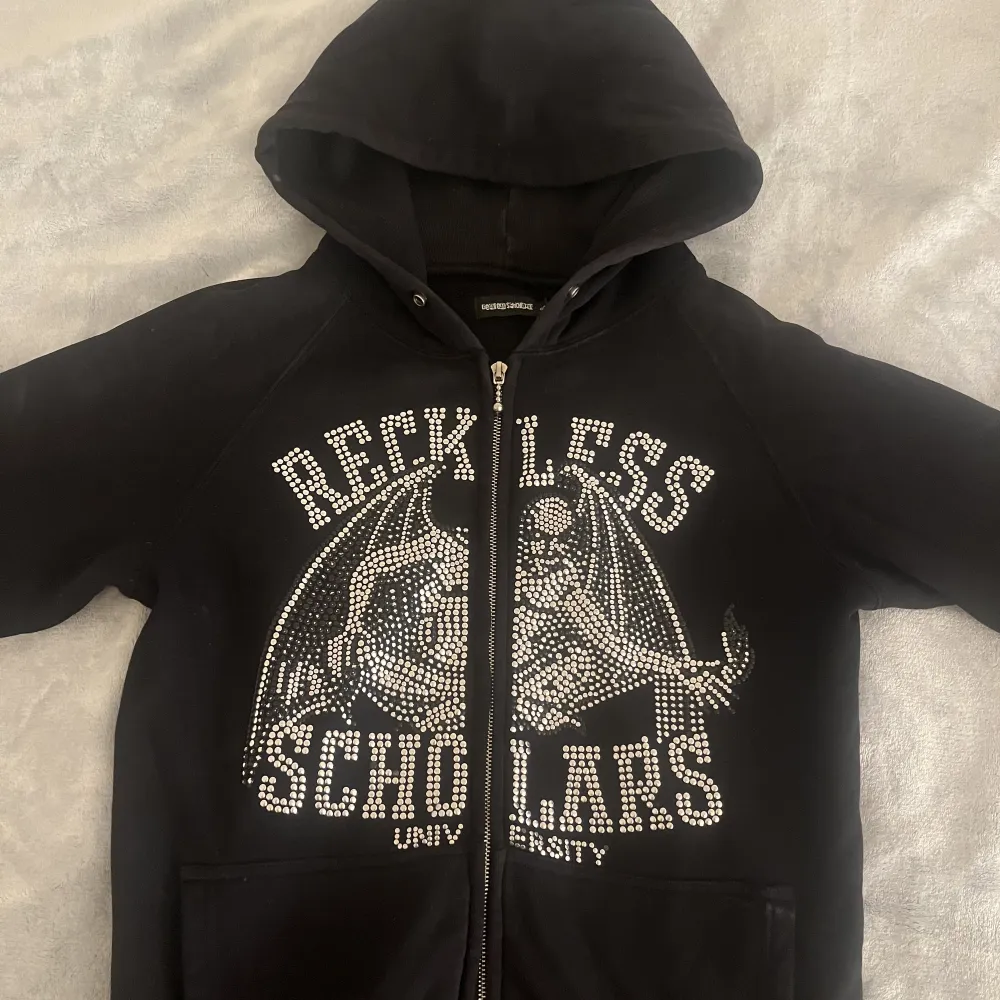 Säljer min äkta Reckless Scholars Zip-up som är slutsåld på hemsidan🙌🏻 Den har tappat ca 3 stenar men det är inget märkbart💓. Hoodies.