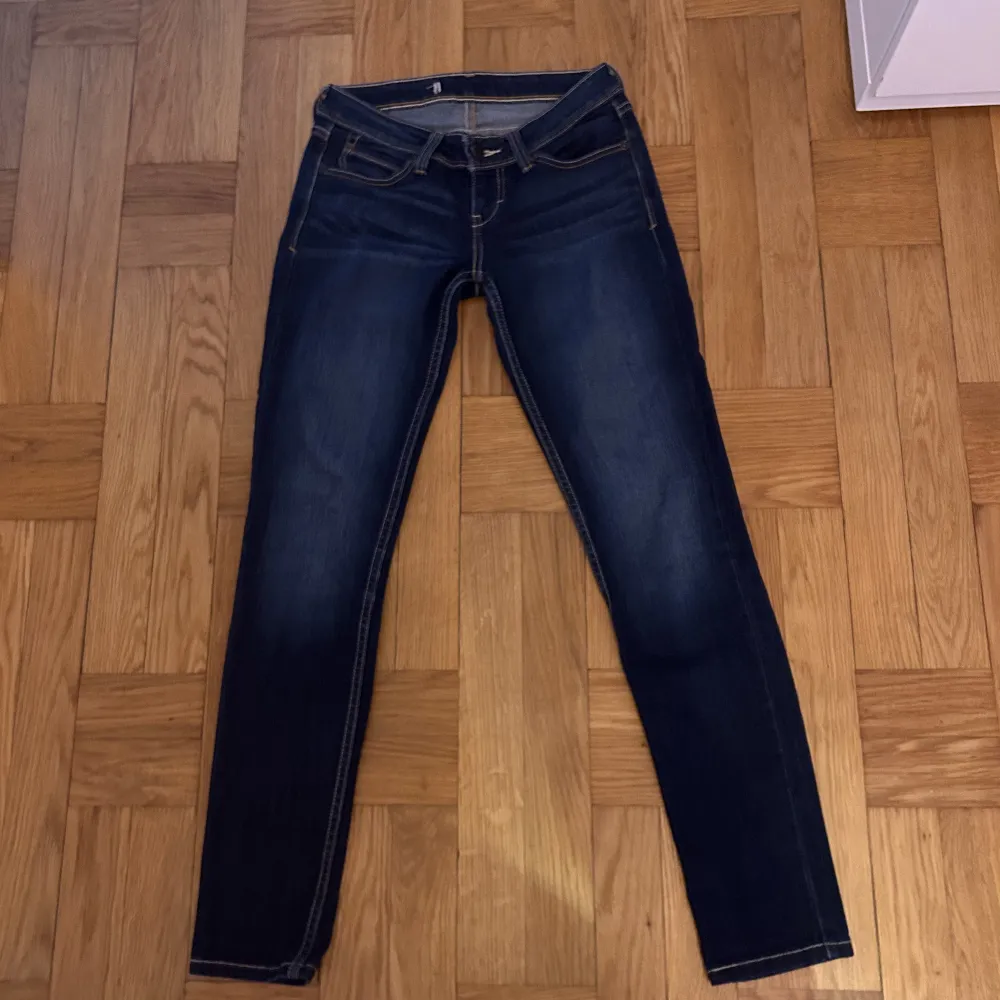 Lågmidjade jeans från Levis  Slim fit  Midjemåttet är 34cm tvärsöver Innerbensmåttet är 75cm. Jeans & Byxor.