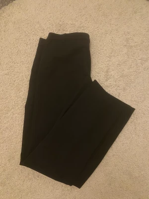 Svarta, raka kostymbyxor - Svarta raka kostymbyxor i tyg. Bekväma och stretchiga!:)