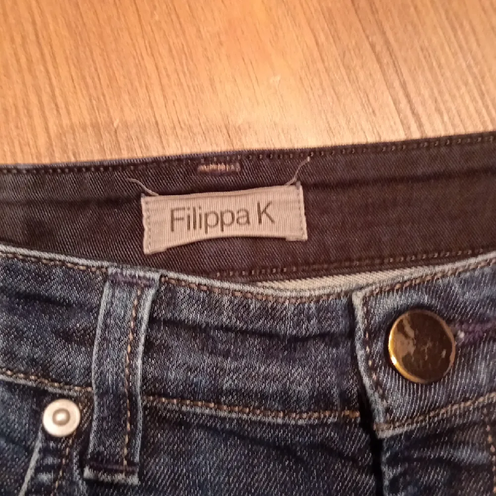 Jävligt feta filippa K  jeans Utmärkt sckick kan inte minnas att jag någonsin haft dem Köpare står för frakt ställ gärna frågor🙂. Jeans & Byxor.