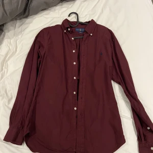 Röd ralph lauren skjorta - Ralph lauren skjorta för dunder pris, Storlek S 