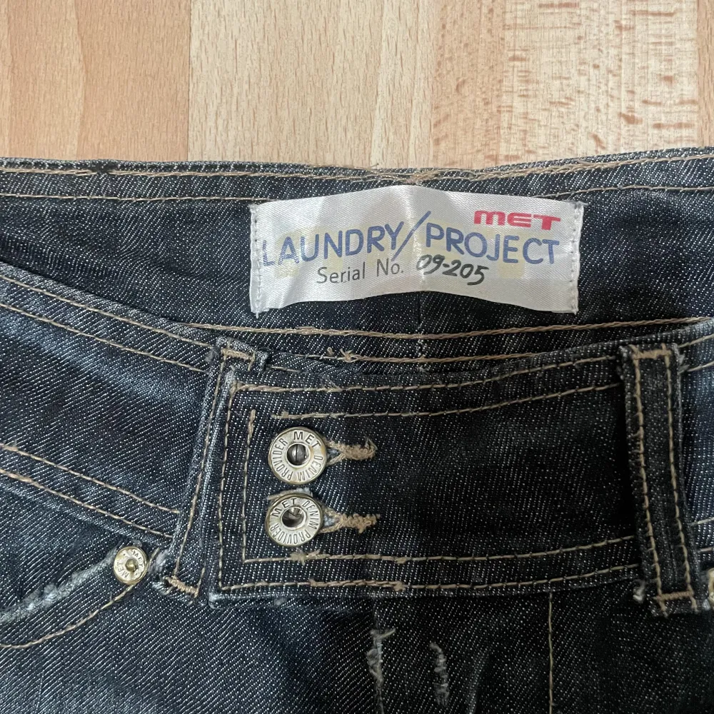 Äkta vintage Met Laundry Project jeans i lågmidja. Bra skick och tjockt material. Midjemått: ca 36cm tvärsöver. Innerbenslängd: ca 74cm.. Jeans & Byxor.