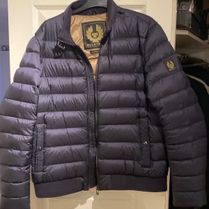 Bellstaff dunjacka  - Blådunjacka från bellstaff nypris 3999    Skick 9/10