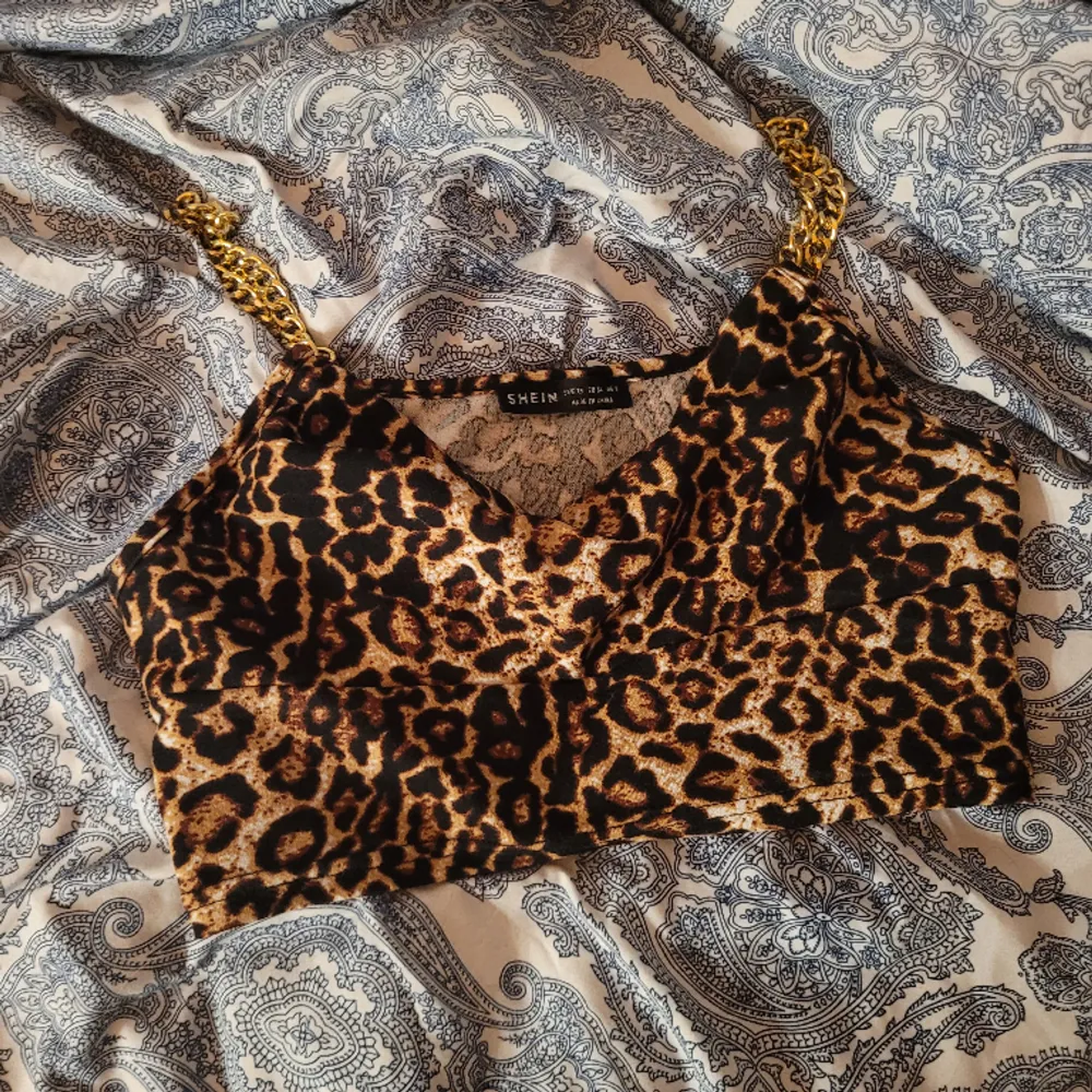 Säljer mitt fina leopard linne då det aldrig kommits till andvänding!köpt här på plick. T-shirts.