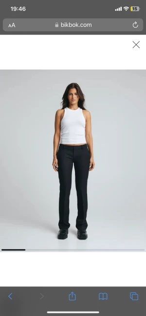 Lågmidjade kostymbyxor  - Populära modellen Vera från BikBok! Super snygga och klippta för att passa någon runt 159 cm💕