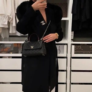 INTRESSEKOLL - Svart ullkappa från Hollies, i modellen LUCINDA Kappa med äkta päls! Storlek 32 men modellen är lite större så passar även 34/36. Nypris runt 5499kr. Bälte tillkommer med. 