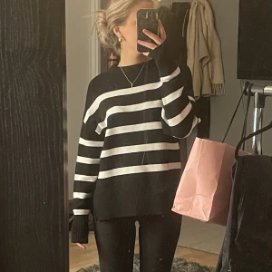 Stickad tröja  - Randig stickad tröja, andvänd otroligt få gånger då de inte är min stil riktigt. 