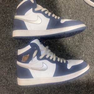 jordan 1 midnight navy  - nästintill nya jordan skor, säljer dom då jag skaffat nya och dom inte riktigt passade min smak köpta från merchsweden för 3700kr