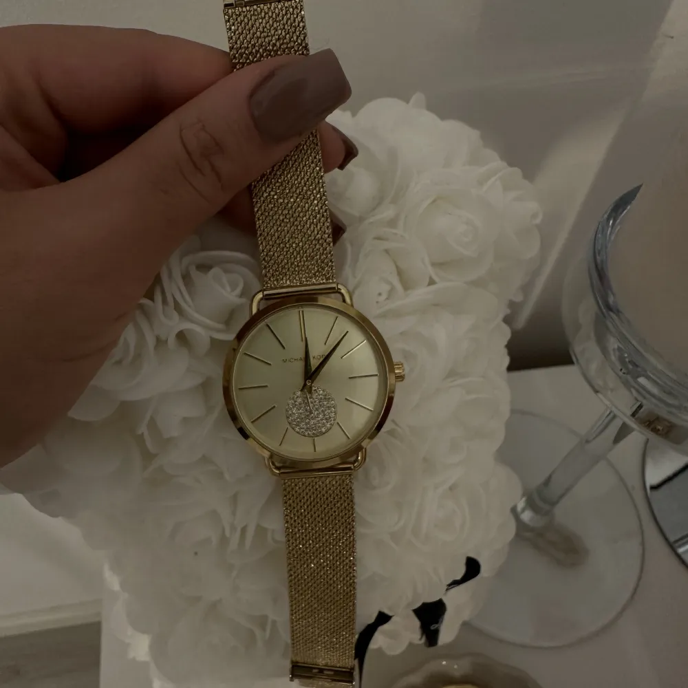 Michael Kors klocka i perfekt skick. Guldig med detaljer. . Accessoarer.