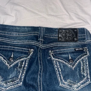 Miss me jeans  - Söta miss me jeans i storlek 28. Säljer dem för 650kr, Inte så använda jeans och de är låg midjade :) Tyvärr så fraktar inte jag men möts upp i Stockholm. För mer info eller frågor så kan ni skriva😋 