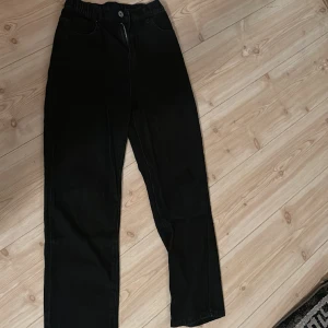 Svarta jeans - Svarta jeans. Helt nya typ.