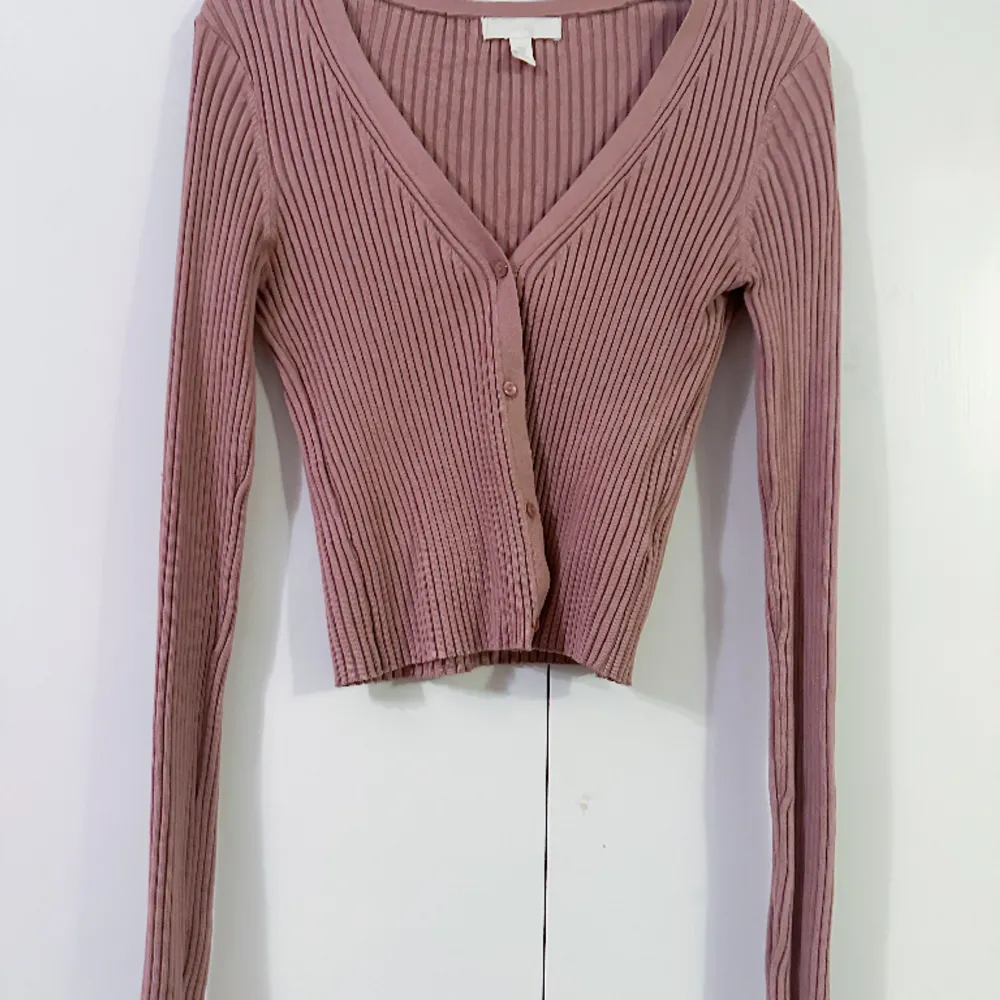 Cropped cardigan from H&M in size S. Very good condition. Selling because it’s too small:). Tröjor & Koftor.