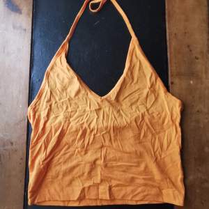 Söt orange linne i halterneck stil, köpt på secondhand. Skicka gärna meddelande om du undrar något :) ✨