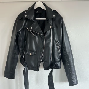 Jacka - Skinnjacka från Zara i stl L🤍