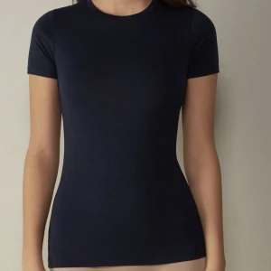 T-shirt - Säljer min intimissimi t-shirt som är i bra skick. Tryck gärna på köp nu💕