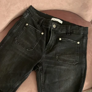 Low waist booutcut jeans - Super fina low waist booutcut jeans från zara💗