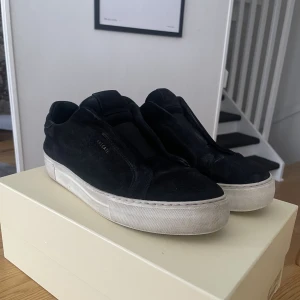 Arigato laceless skor - Ett par relativt lättanvända arigato skor införskaffade i somras. Kan sälja billigare vid snabb affär 😁