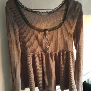 Grå topp - En grå tröja från ROMWE, köptes för ett års sedan men har bara använts en gång, säljer då jag aldrig får andvändning av den, storlek M men skulle även säga att den passar någon i S