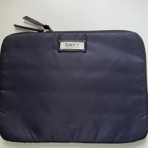 Datorfodral DAY - Fint mörkblått datorfodral från Day Et. Passar för 13 tum! 