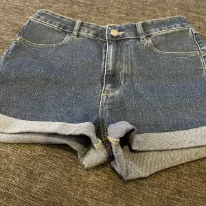 Stretchiga jeans shorts fr HM stl 36. Fint skick. Se mina övriga annonser, säljer billigt i fint skick eller oanvända plagg 