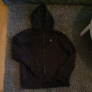 Svart Jordan zip hoodie. Köpt på zalando för ca 700kr. Skick 9,5/10 Storlek Medium