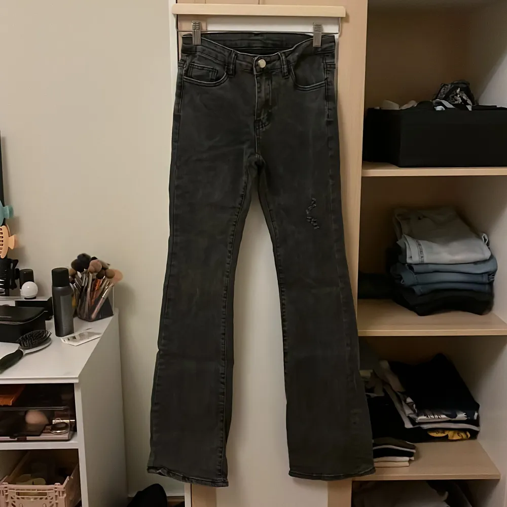 Låg midjade jeans i storlek xs men passar s. Ny pris 260kr mitt pris 99kr men kan diskuteras.. Jeans & Byxor.
