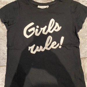 Tshirt 134/140  - Svart shirt. Säljer pga stor garderobrensning. Kika gärna på mina andra annonser, säljer mycket. Samfraktar gärna:)