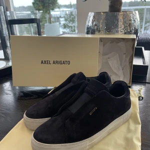 Arigato skor - Säljer mina arigato skor som nästan är i ny skick. Skick 9/10 (inga defekter). Nypris: runt 2700 kr. Kartong och alla orginal delar som påsen på bilden ingår.