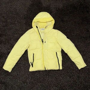 Stone Island dunjacka  - Säljer min riktigt coola Stone Island dunjacka. Köpt på NK i Stockholm. Väldigt sparsamt använd, mycket bra skick. Dm för fler frågor, skickar gärna mer bilder.
