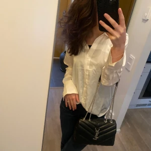 Satin skjorta blus - Superfin slutsåld tröja från hm i silke! Den är skrynklig men går att stryka! Kolla sissta bilden! Sminkfläck bakom kragen men går säkert att få bort! Finns ej längre! Passa på🥰