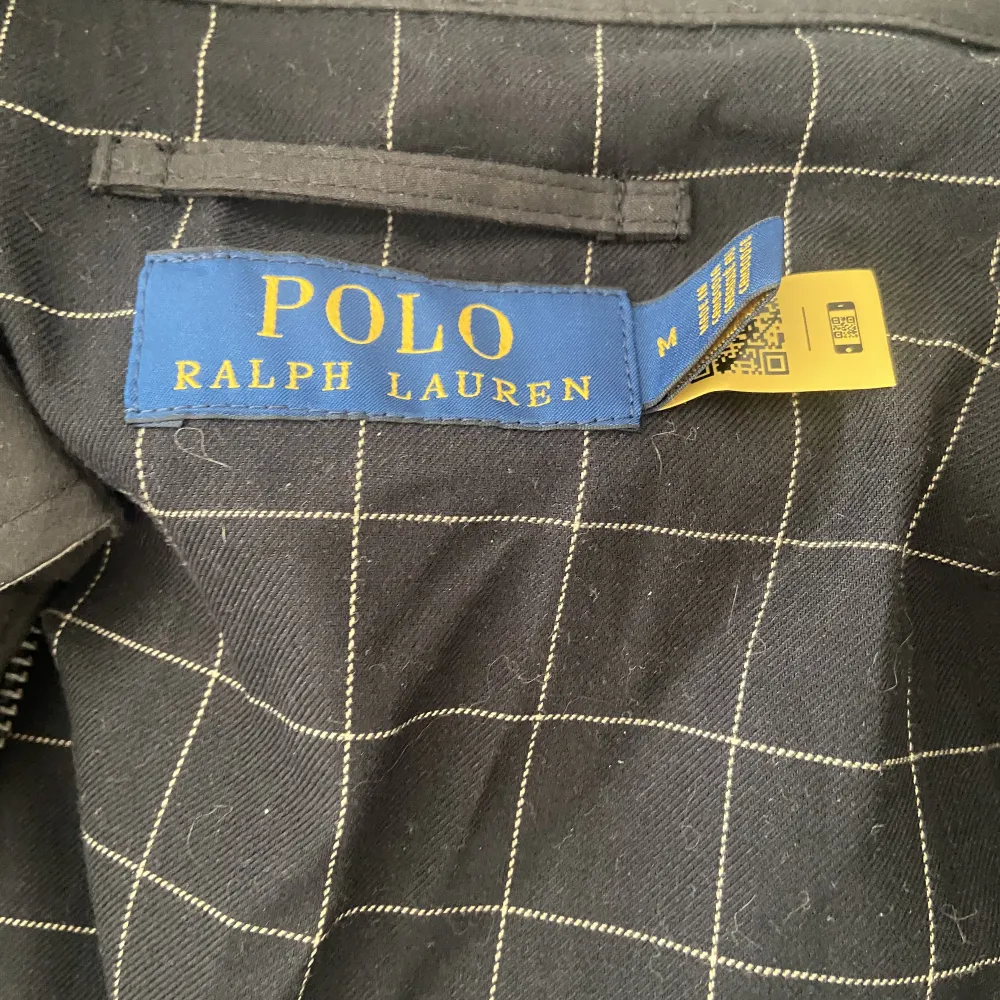 Säljer min Ralph lauren jacka då jag köpt annan jacka o denna inte används. 10/10 skick o knappt använd.. Jackor.