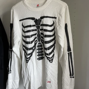 Supreme skeleton shirt - Supreme skeleton thermal longshirt. Använd 1 gång sedan köp. Mycket bra skick och digitalt kvitto finns. 