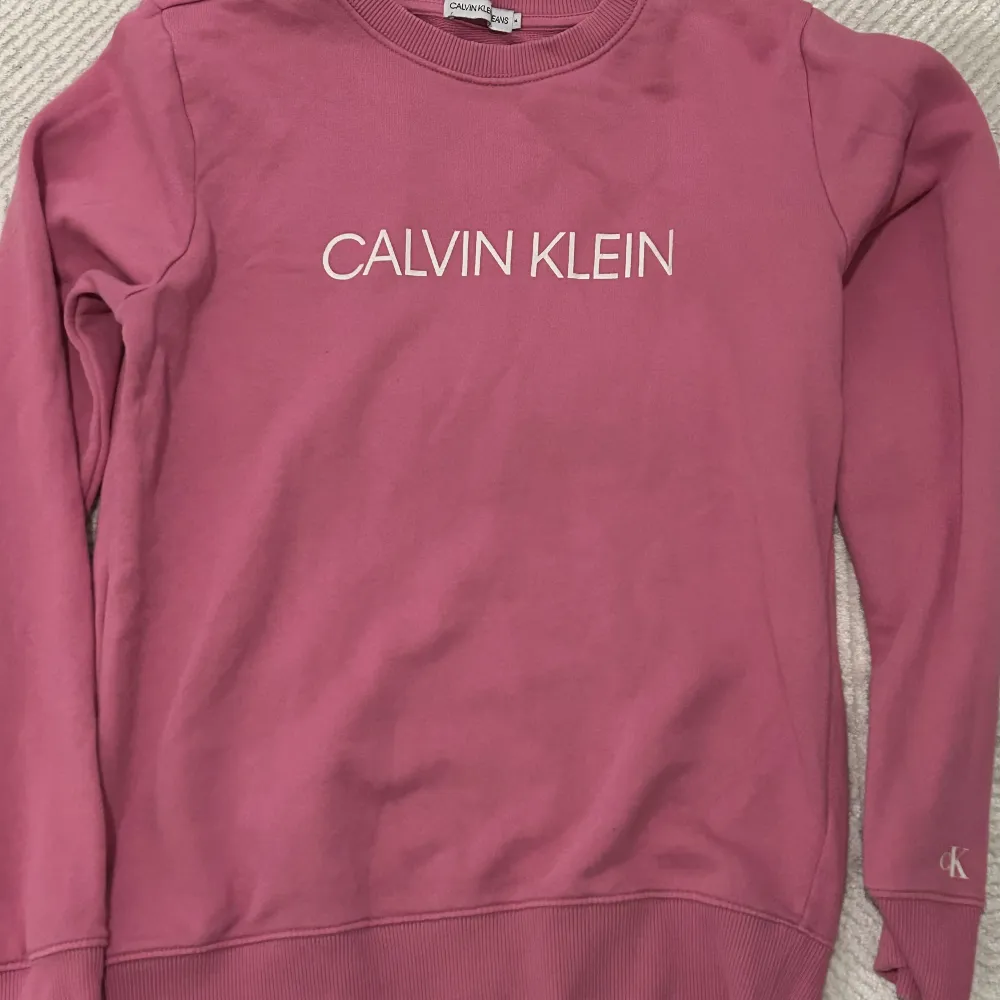 Säljer denna söta rosa Calvin klein sweatshirten, det står storlek 14 men skulle säga att det passar något med st S, skriv ifall ni har några frågor🩷. Hoodies.