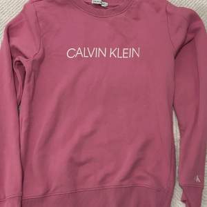 Säljer denna söta rosa Calvin klein sweatshirten, det står storlek 14 men skulle säga att det passar något med st S, skriv ifall ni har några frågor🩷