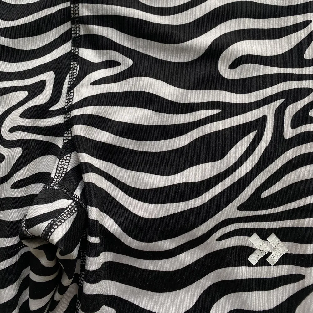 Träningstights från Lager 157 i storlek M med zebramönster. Använd fåtal gånger därav nyskick. Säljer pga att de inte kommer till användning. 78cm. Jeans & Byxor.