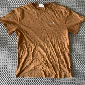 T shirt  - Brun/orange T-shirt från forét i storlek M. Väldigt bra skick 