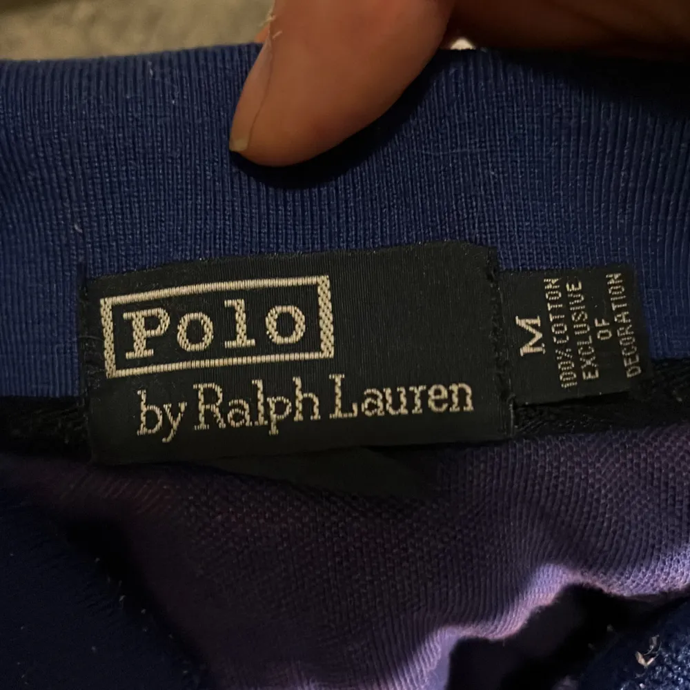 Blå piké från Ralph Lauren. Storlek M. T-shirts.