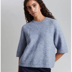 & other stories - Säljer denna stickade tröjan från & other stories! Helt ny, nypriset var 690 kr. Väljer att sälja den här då det förmodligen går snabbare än att returnera den. Helt oanvänd, lappen kvar! 